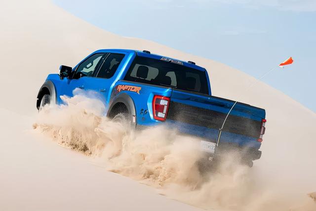 敢这样玩也只有TA了 外媒试驾新款福特F-150猛禽 | 卡车之友网