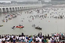 万人抢鱼：宿迁骆马湖关闸，引来万人抢鱼，现场人比鱼多图片
