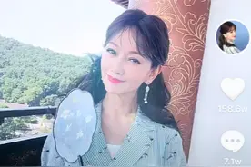 66岁赵雅芝重游雷峰塔，穿高跟鞋爬楼梯优雅十足，周围路人太淡定图片