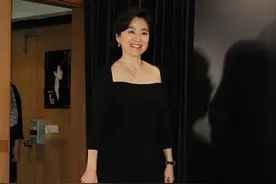狄龙老婆和林青霞气质真挺像，同框似亲姐妹，穿着普通却贵气图片