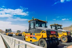 厉害了徐工！全球首次！无人机群铺设高速公路图片
