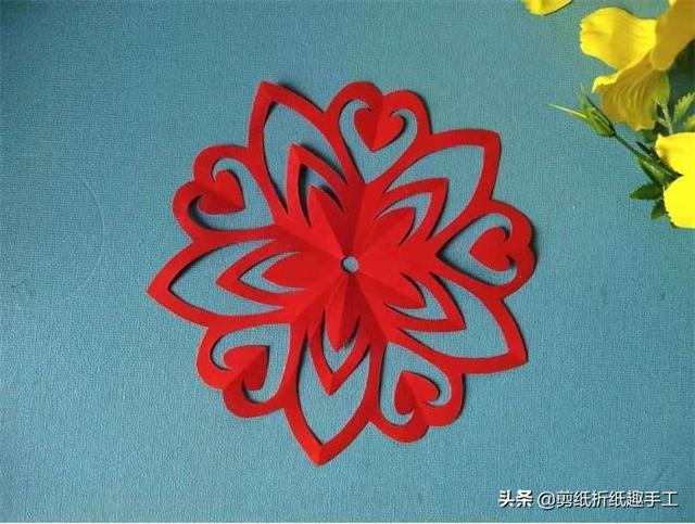 分享五瓣窗花剪纸教程：快过年了，自己剪的窗花贴上更有年味