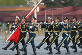 当你去天安门看升降国旗时，如何才能抢到最佳观看位置呢？图片