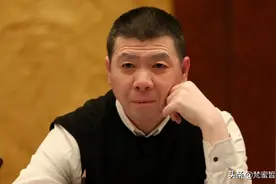 冯小刚近照曝光，头皮惊现斑秃面容苍老，被嘲与养女共用一张脸图片