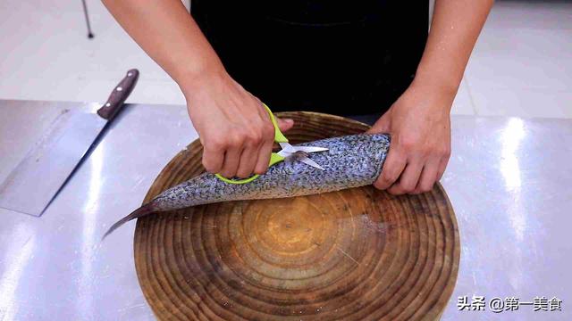 3斤草鱼配上1斤五花肉，倒一罐啤酒直接炖，出锅香气扑鼻，太香了