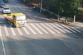 老伴去世后，那把老太天天推的空轮椅，不见了图片