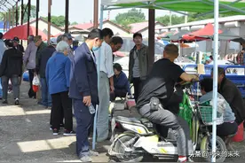 六旬老两口卖滦河鱼，因一事“争吵”了20多年，顾客却越来越多图片