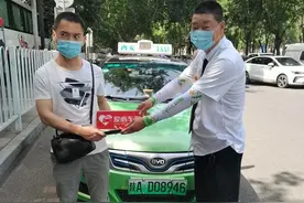 乘客见财起意 西安的哥机智应对图片