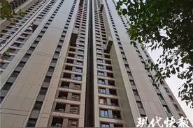 精装房突然被拆成“毛坯房”，女房主欲哭无泪！装修队工头：走错门了，入户密码一样图片
