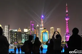 上海浦江两岸上演璀璨灯光秀 喜迎进博会图片