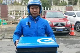万能的外卖小哥！安徽籍蓝骑士闯入火场救人图片