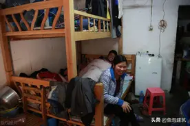 农民工夫妻选择合租，晚上住一个单间，会不会尴尬？图片