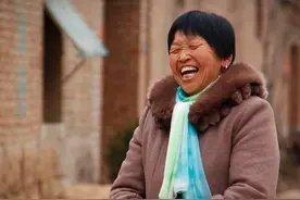 河南6旬大妈借给娘家哥1万块钱，现哥嫂多还1000元利息，听她咋说图片