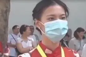 “最美高三班主任”火了！为学生买五套旗袍陪考，网友：我心动了图片