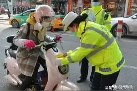 华州交警街头送花“表白”女神！图片