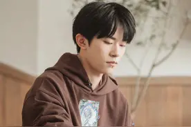 易烊千玺 棕色连帽卫衣 灰色运动裤配拖鞋 居家少年的舒适穿搭。图片