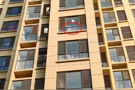 山东一女子在小区晒被套，竟被邻居大妈“捡”走，女子高情商取回图片