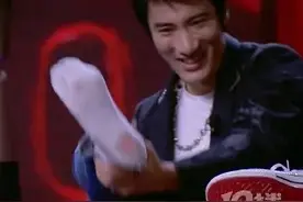 王力宏年收入过亿，却抠门到极限，穿破洞袜，依然是优质偶像图片