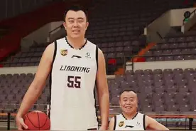 娱乐圈4个“小矮人”，老婆个个貌美如花，最牛的是他身家过亿图片