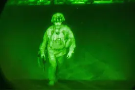 历史性一幕：最后一名美军离开阿富汗，阿富汗人开枪庆祝图片