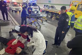 今早紫之隧道翻车事故！原因太危险！有人受伤严重图片