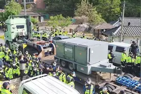 韩国国防部向“萨德”基地运送设备 当地民众强烈抗议图片
