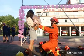 蓝朋友的浪漫求婚！搜救犬化身爱的使者送戒指图片
