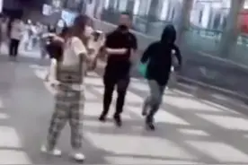 太疯狂！15岁男星被上百名私生围堵狂奔，身旁只有一个保安图片