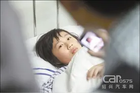 奇迹！肚子被撕裂的6岁女孩，在11次手术后康复了图片