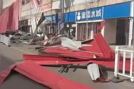 漯河：大风吹落彩钢瓦 砸中路过出租车图片