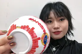 李雪琴杨天真与同款碗合照，一个拍的碗比脸大，另一个却脸比碗大图片