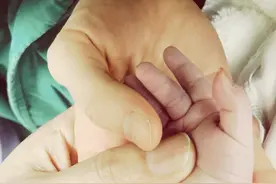 郎朗喜得爱子，晒全家福炫耀宝宝纤长手指，刚当爸就出现带娃错误图片