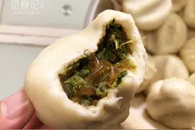 宅家不出门，蒸了锅拿手的菜包子，这菜做馅特香，吃5个不过瘾图片
