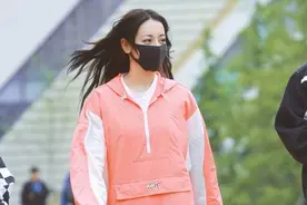 热巴又穿火了一款鞋子，叫“脏脏鞋”，时髦舒适百搭，越脏越好看图片