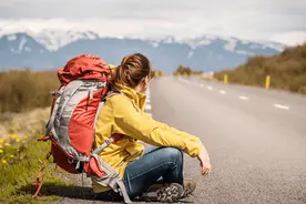 为何一些外国人喜欢背旅行包，而一些中国人则喜欢拉行李箱呢？图片