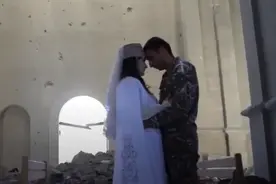 亚阿冲突纪实：士兵在废墟上成婚，来不及换衣服，穿战服迎娶新娘图片