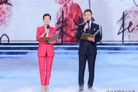 春妮曾丁克17年，嫁国嘴刚强生子后夫妻首次同台，细节诠释幸福图片