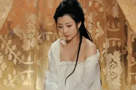 “人间水蜜桃”殷桃：当街被男友踢屁股！离婚往事，揭秘混乱情史图片