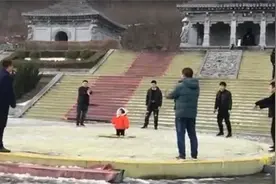 8个舅舅只有一个外甥女，"团宠"回姥姥家太壮观，网友：羡慕了图片