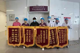 去年，“医护人员救护车里吃香蕉”引热议，今天，患者为他们送来6面锦旗图片