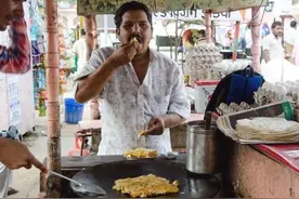 真实的印度底层人民。新德里贫民区一顿饭只需2块钱，很少吃肉图片