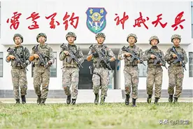 国产192短突成“伞兵步枪”？雷神突击队人手一把，搭配橙子背心图片
