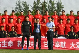 体坛名记：中国人不适合踢球 礼仪之邦不懂用身体 解决办法只有一个图片