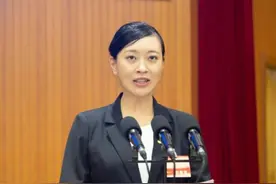 34岁清华女博士当县长，家庭背景随之曝光，怪不得前途无量图片