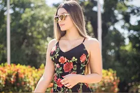 巴西社交名人 蜂腰身材厚轮廓 性感+清新双重穿搭随意切换图片