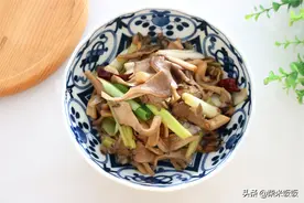 蘑菇和它是绝配，大火一炒，2分钟出锅，鲜美滋味赛过吃肉图片
