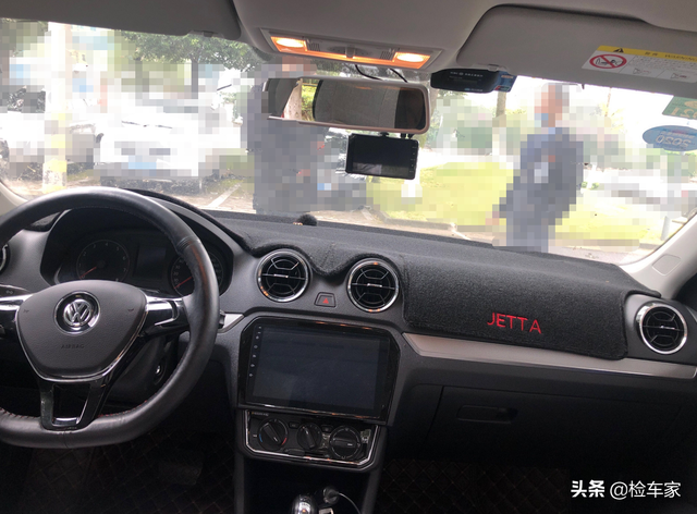 3年的大众捷达卖6万，举起底盘大梁断成两半？买主砍价两万成交