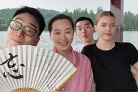 林依轮庆结婚26周年，妻子素颜超模功底仍在，小儿子外国女友吸睛图片