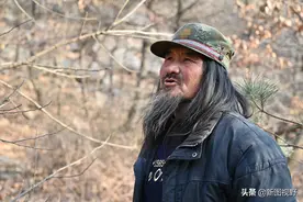 6旬大叔留长发住山洞，娶俩老婆生8个孩子，养60只山羊赛神仙图片