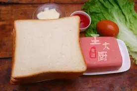 早餐不用买着吃，简易的鸡蛋火腿三明治，5分钟就能搞定图片